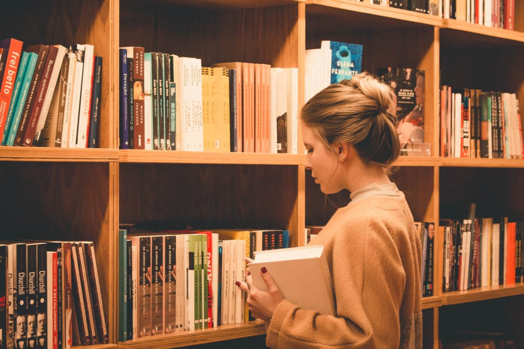 図書館で本を選ぶ女性